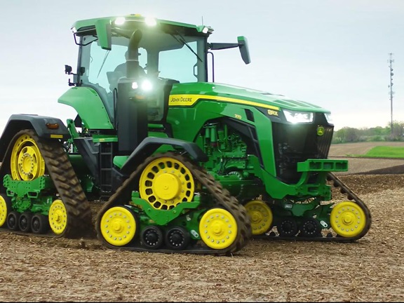 John Deere 8RX - standard tractor with four integrated rubber tracks
